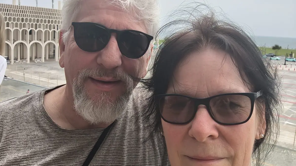 Sabine und Uwe Zellmer aus Herzberg bei Neuruppin sitzen seit Ende Februar 2026 wegen des Iran-Kriegs im Hafen von Doha fest. Jetzt hofft das Paar, endlich ausreisen zu dürfen.