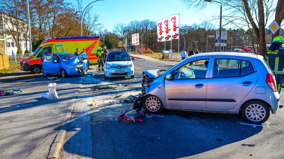 Unfall in Velten am 4.03.2026 in Berliner Straße, Opel-Fahrer (85) stirbt später im Krankenhaus