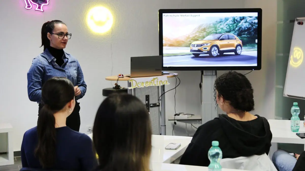Szene aus einer Fahrschule: Ein Reformvorschlag aus Berlin will den Führerschein billiger werden lassen. Fahrlehrer äußern massive Bedenken und zeigen sich für Innovationen offen, die den Preis verringern könnten. (Symbolbild)