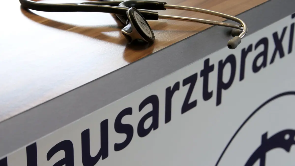 Bereitschaftsdienste in Thüringen: ARCHIV - 04.09.2014, NA, ---: ILLUSTRATION - Ein Stethoskop liegt in der Praxis eines Hausarztes auf einem Tisch. (zu dpa: «Umfrage: Viele mit Hausarztversorgung in Thüringen zufrieden») Foto: Stephan Jansen/dpa +++ dpa-Bildfunk +++