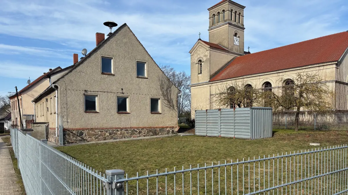 Zaum mit Haus zu verkaufen. In Wuthenow wird diese Immobilie neben der Dorfkirche angeboten. Der Preis ist heiß, doch das hat auch seine Gründe.