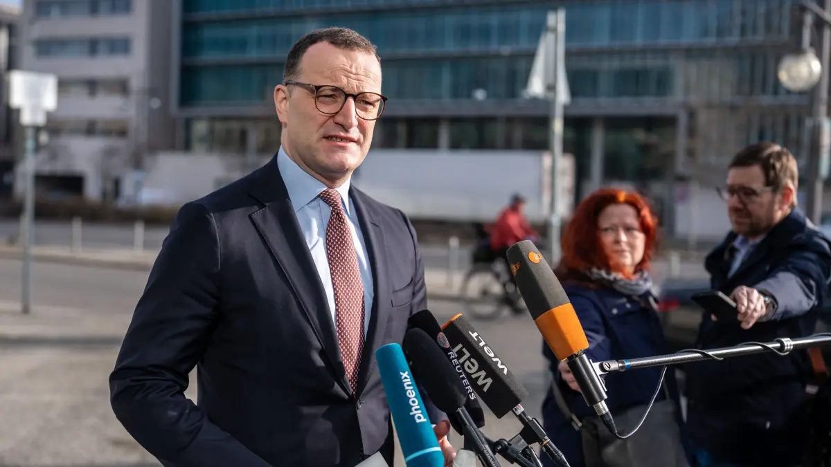 CDU Gremiensitzungen: 09.03.2026, Berlin: Jens Spahn (CDU), CDUCSU Fraktionsvorsitzender im Bundestag, kommt zu den Gremiensitzungen der CDU in der Bundeszentrale, dem Konrad-Adenauer-Haus, an. Foto: Michael Kappeler/dpa +++ dpa-Bildfunk +++