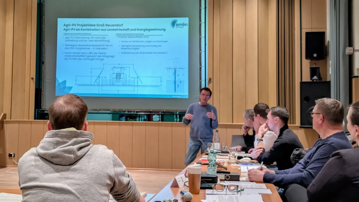 Typisches Szenario: Daniel Voswinkle stellt das Vorhaben "Solarpark" bei Klein Neuendorf im Entwicklungsausschuss von Letshchn vor. Die Einwohner haben dazu Nachfragen, die das Projekt in Frage stellen.