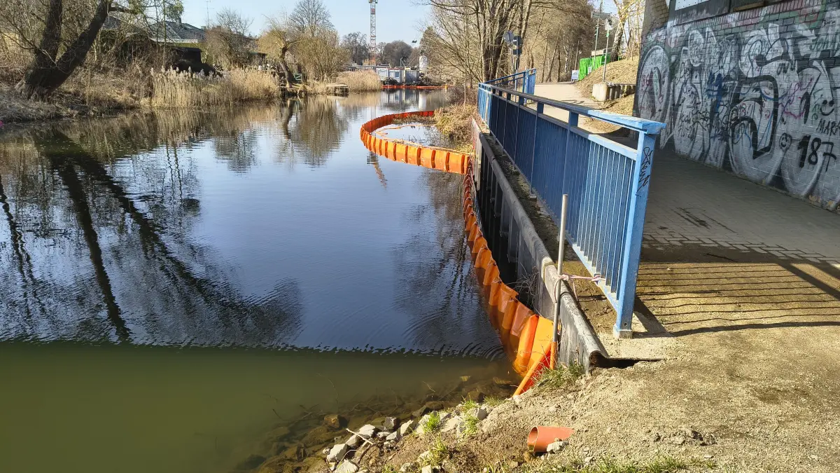 Die vermeintliche Öl-Sperre am Finowkanal am Sonntagvormittag (8. März). Hat sie wirklich den Eintritt von Öl verhindert?
