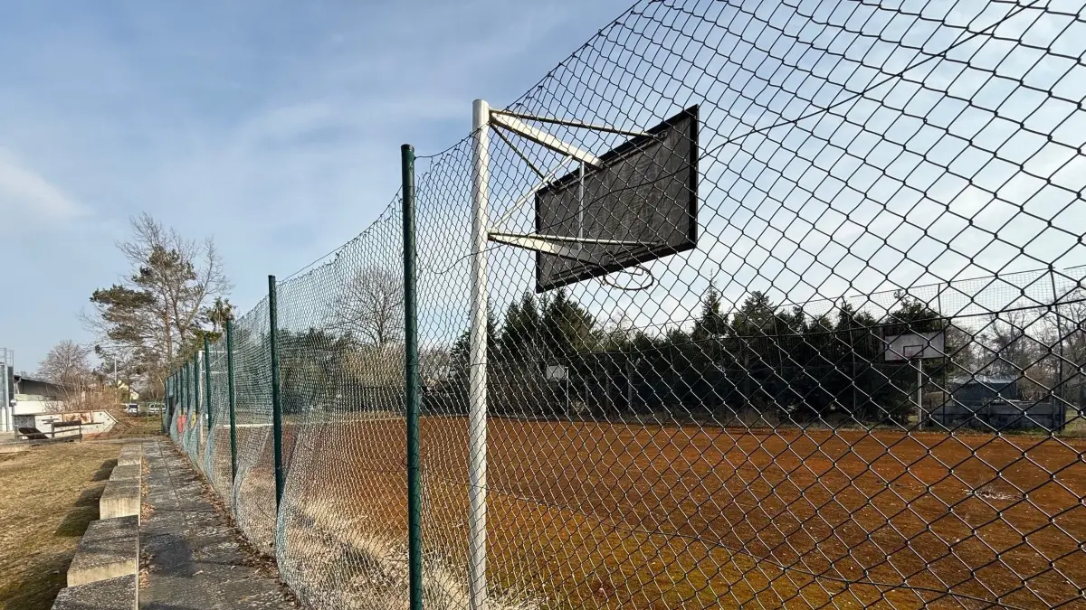 Gesperrter Bolzplatz an der Havelland-Grundschule in Zehdenick