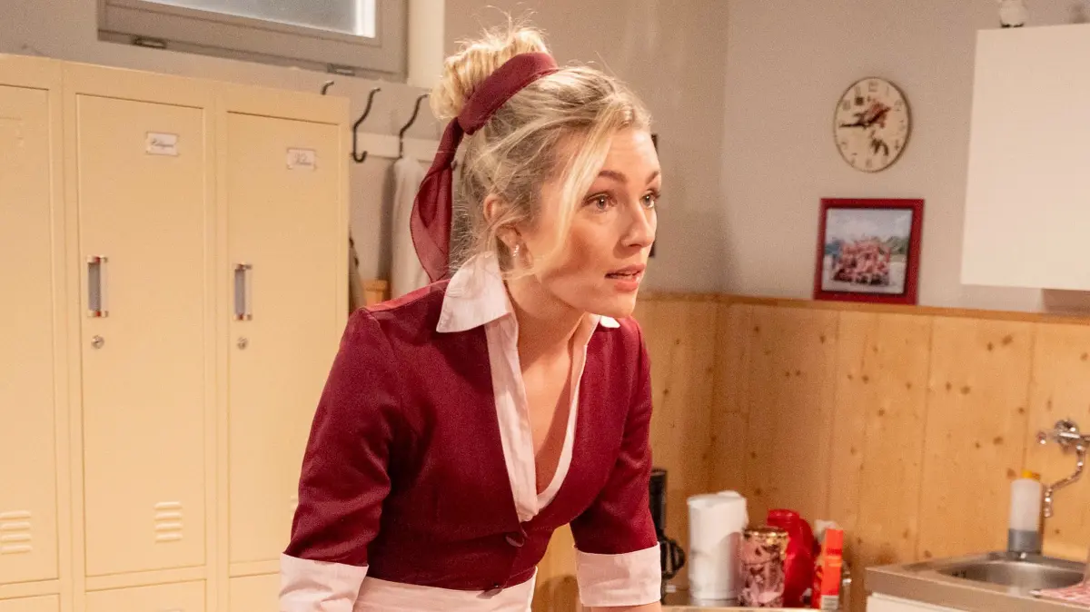 Bei „Sturm der Liebe“ droht Larissa (Anna Karolin Berger) Yannik.