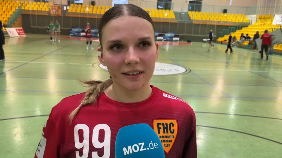 Handballerin Cosima Hermann kämpft mit dem Frankfurter HC gegen den Abstieg aus der 3. Handball Liga. Die Außenspielerin spricht am MOZ-Mikrofon über ihre Hoffnung, Neuzugang Joana Pires und ihre Ziele.