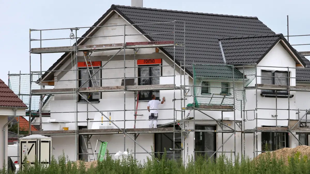 ARCHIV - In Mönchhagen bei Rostock (Mecklenburg-Vorpommern) sind am 23.07.2015 Einfamilienhäuser im Bau zu sehen. Trotz eines weiterhin boomenden Wohnungsbaus mit kräftigen Zuwächsen fällt die Halbjahresbilanz der Bauwirtschaft in Mecklenburg-Vorpommern negativ aus. Der Branchenumsatz war mit 751 Millionen Euro um 3,7 Prozent niedriger aus als in den ersten sechs Monaten 2014. Foto: Bernd Wüstneck/dpa (zu dpa "Wohnungsbau kann geringe staatliche Investitionen nicht kompensieren" am 19.08.2015) +++ dpa-Bildfunk +++