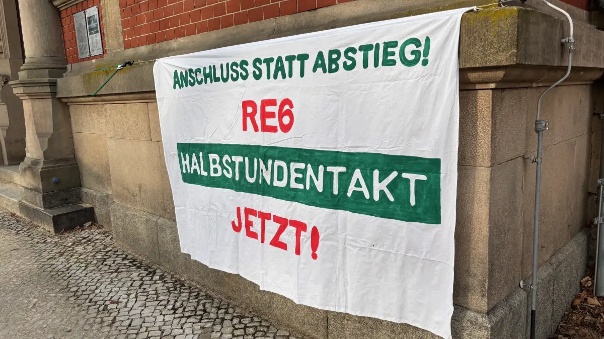 Seit Jahren wird ein Halbstundentakt der Bahn von Neuruppin nach Berlin gefordert. Am Montag, 9. März, wurde in der Kreisverwaltung Neuruppin, mit Fachleuten über die Bahnanbindung debattiert. Bei dem runden Tisch zum RE 6, RB 54 und einem neuen RB 53 ging es auch um den Wunsch, die Ausweichstrecke nach Gesundbrunnen beizubehalten.