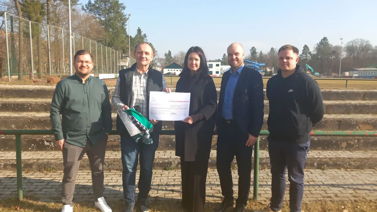 8.800 Euro Fördergeld: Sozialministerin Britta Müller übergibt die Fördersumme an Preussen-Präsident Danko Jur (2.v.l.). Auch Jurs Stellvertreter Marcus Bülow (links), der sportliche Leiter Florian Heise (rechts) und Eberswaldes Sozialdezernent Bernd Schlüter freuen sich über das Fördergeld.