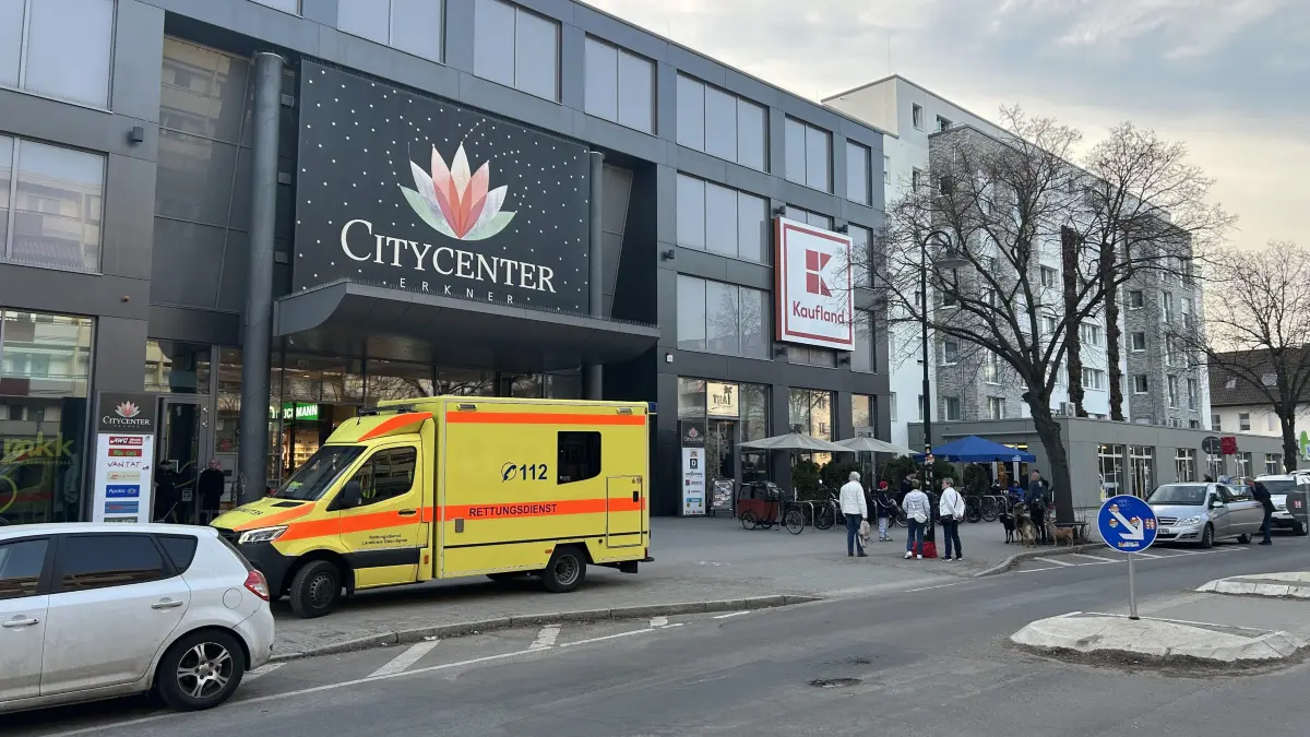 Rettungskräfte mussten eine 45-jährige Frau mit Verletzungen an Armen und Beinen versorgen, nachdem sie von einem Hund angegriffen wurde.