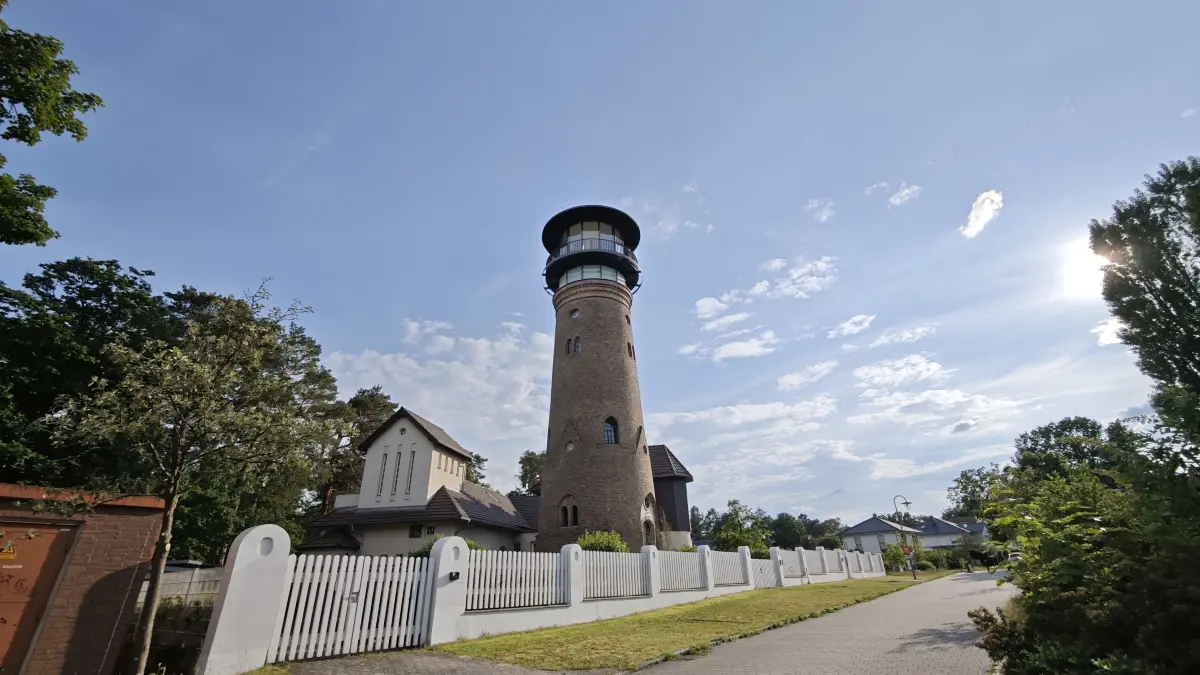 Der Turm des einstigen Wasserwerks von Bad Saarow kann inzwischen für Urlaube gemietet werden. Bezahlbarer Wohnraum ist am Scharmützelsee hingegen knapp.