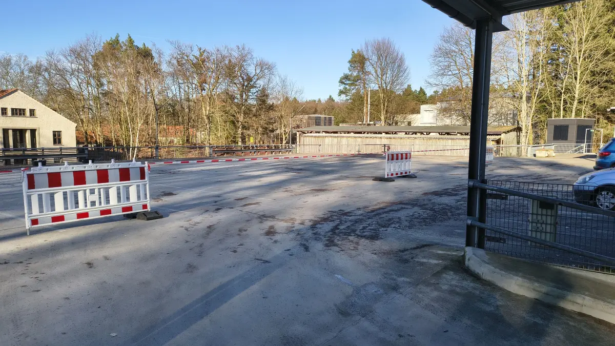Das Oberdeck des Parkhauses mit Blick auf den Waldcampus. Nur noch ein Teil der Parkflächen kann genutzt werden. Wann wird es konkret mit dem Neubau des Verbundlabors?