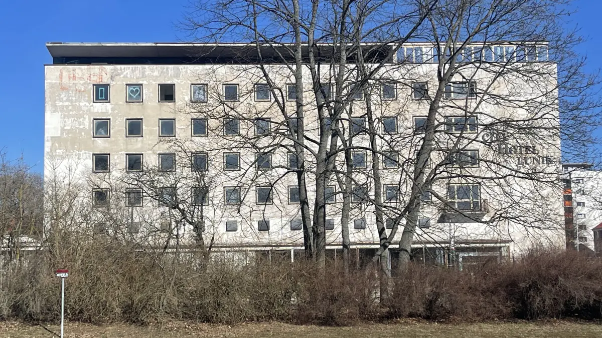 Das ehemalige Hotel Lunik in Eisenhüttenstadt hat inzwischen wieder eine Perspektive. Doch seit 1990 gab es mehrere Eigentümer, die Immobilie wurde zum Spekulationsobjekt.
