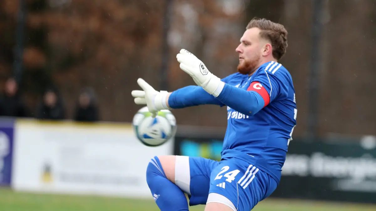 Schwedts Keeper Maurice Bäuerle musste gegen Fortuna Glienicke zweimal nach einer Standardsituation hinter sich greifen, ehe sein Team die Kehrtwende schaffte und mit 3:2 gewann. Tore satt gab es in Falkensee-Finkenkrug gegen den FSV Bernau.