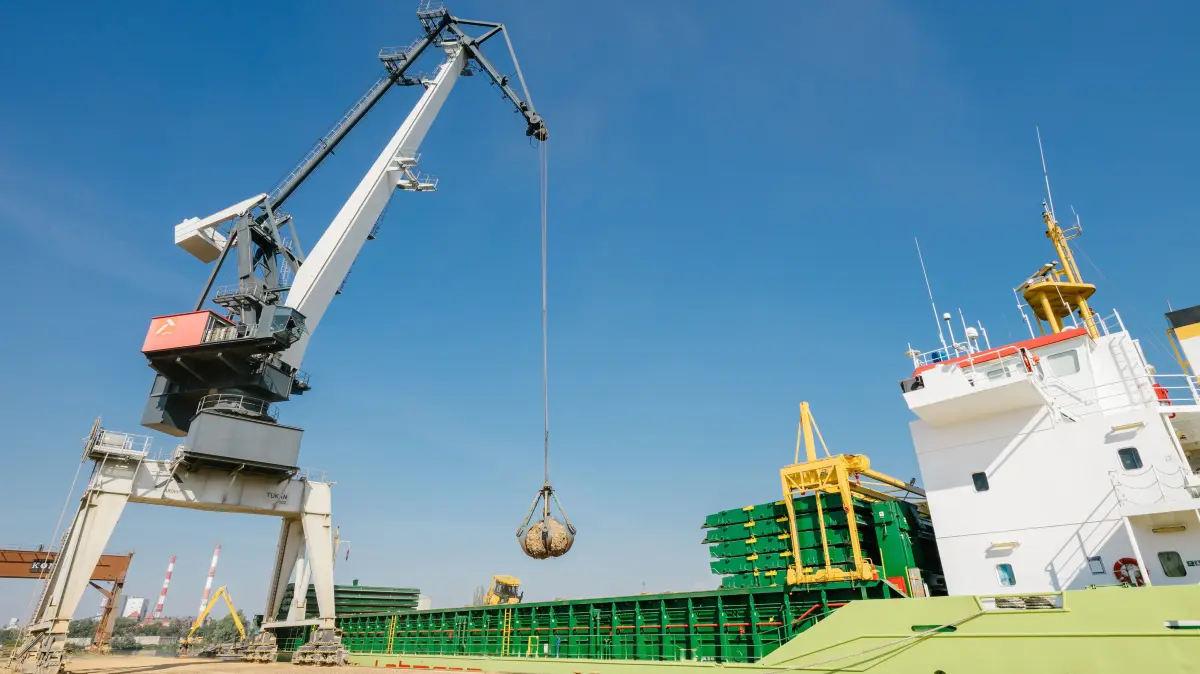 Kran aus Eberswalde im Hafen von Stettin. Der neue Kran von Ardelt soll noch größer werden und bis zu 65 Tonnen heben können.