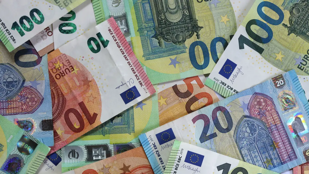 ILLUSTRATION Verschiedene Euro-Banknoten liegen auf einem Tisch. (Symbolbild) (zu dpa: «4,7 Milliarden für Hessens Kommunen aus Sondervermögen») +++ dpa-Bildfunk +++