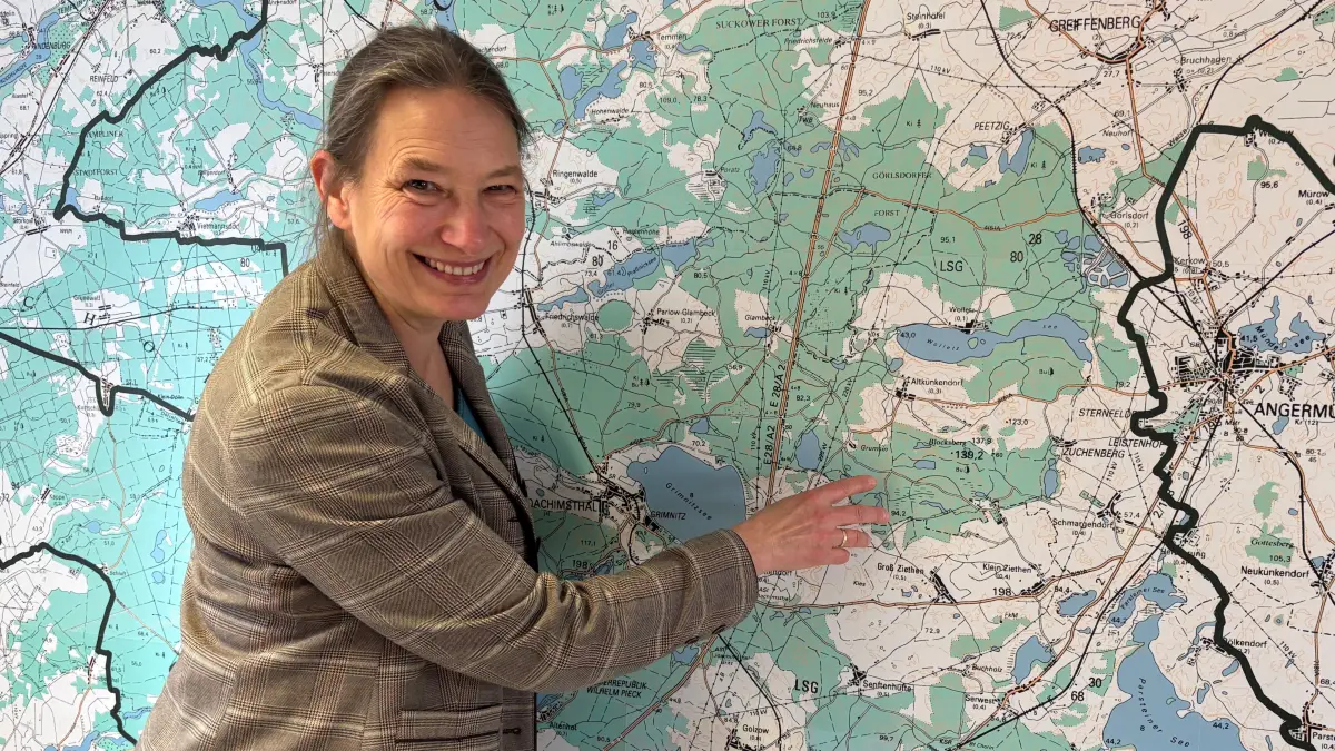 Eine Landkarte für den Landschaftsschutz: Dr. Susanne Winter ist Leiterin des Biosphärenreservates Schorfheide-Chorin und zeigt die große Gebietskulisse zwischen Angermünde und Eberswalde. Was bedeutet das für die Menschen, die hier leben?