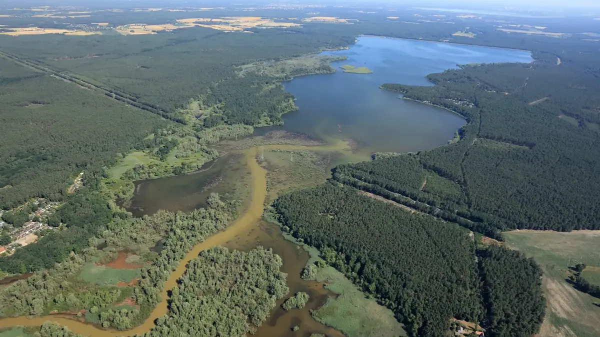 Die Spree fließt in die Talsperre Spremberg. Die Luftaufnahme zeigt: Die gewaltige Waschmaschine reinigt den Fluss immer besser vom Eisenschlamm, einer Bergbaufolge.