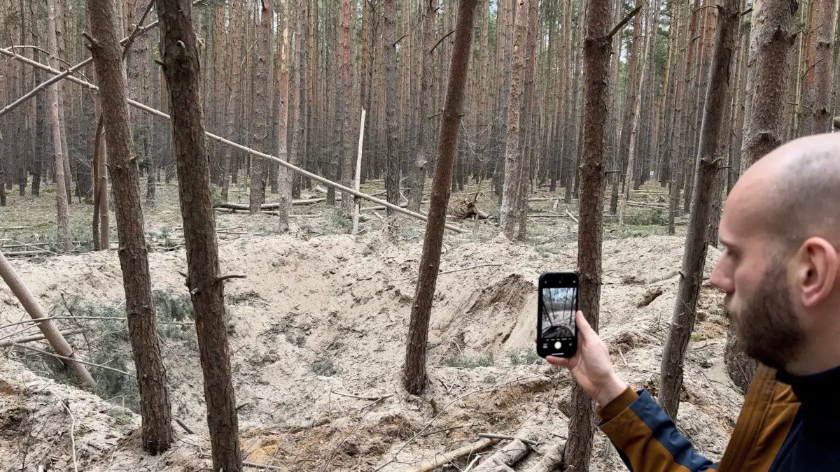 Stadtsprecher Daniel Dinse dokumentiert einen der drei Krater im Borgsdorfer Wald.