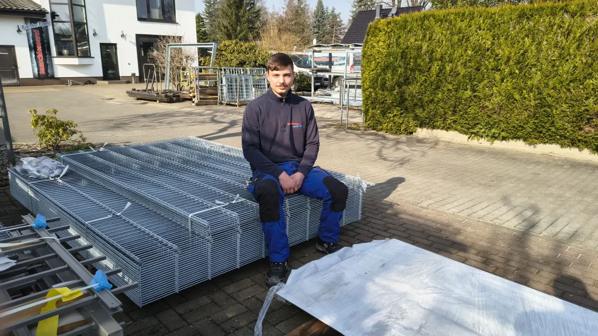 Zäune gehören zum Arbeitsalltag von Metallbauer Odin Busch. Der Wandlitzer hat seine Ausbildung als einer der Besten seines Fachs abgeschlossen.