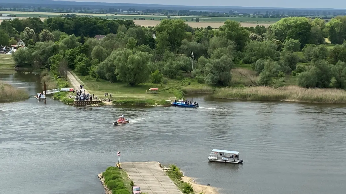 Trubel auf der Oder während des deutsch-polnischen Sommerfestes im Mai 2025 in Aurith und Urad: mit der Feuerwehr queren gleich drei Boote gleichzeitig die Oder. 2026 soll das Sommerfest im Spätsommer stattfinden.