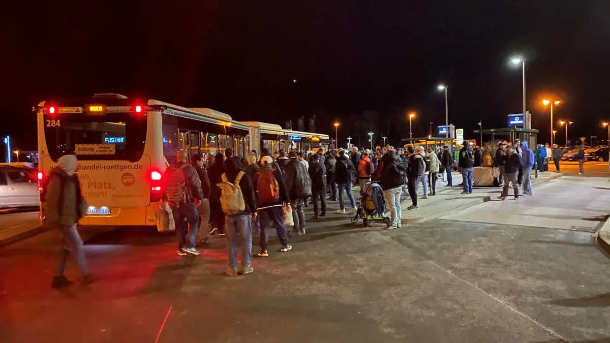 Aufgrund der Streckensperrung zwischen Erkner und Fangschleuse sind Fahrgäste auf den Ersatzverkehr mit Bussen angewiesen.