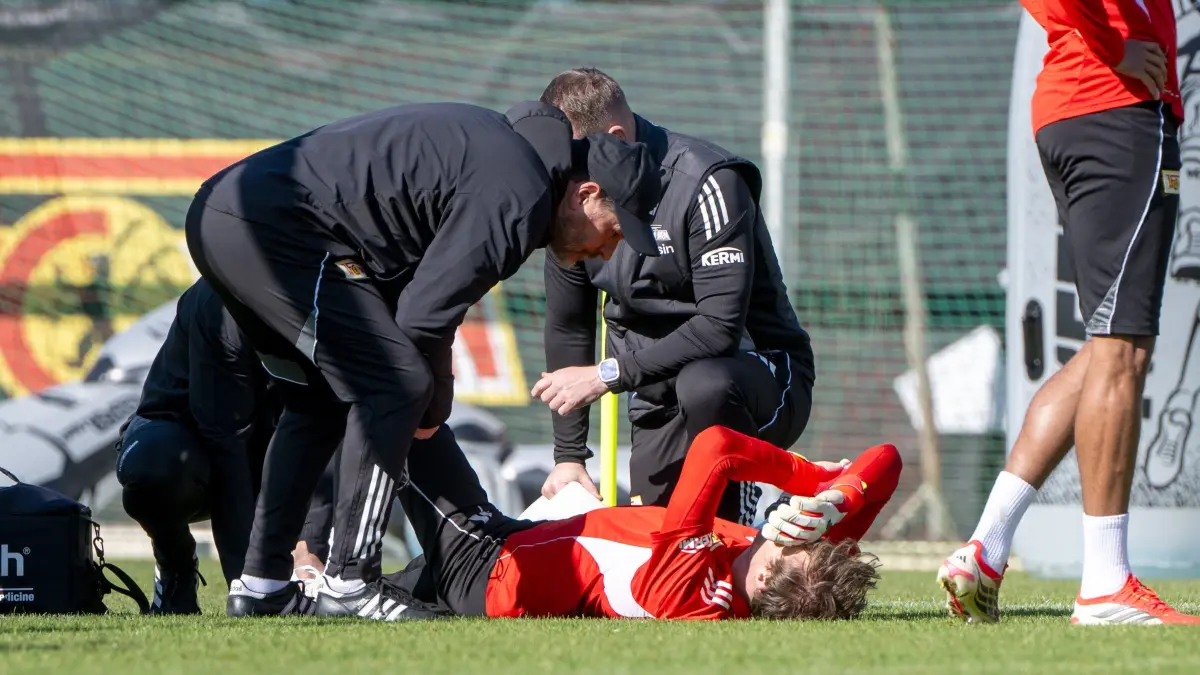 1. FC Union Training 2025/26: Fußball, Herren, Saison 2025/2026, 1. Bundesliga, 1. FC Union Berlin auf Trainingsplatz II, v. l. Trainer Steffen Baumgart (1. FC Union Berlin), Torwart Frederik Rönnow (1. FC Union), 11.03. 2026, Foto: Matthias Koch