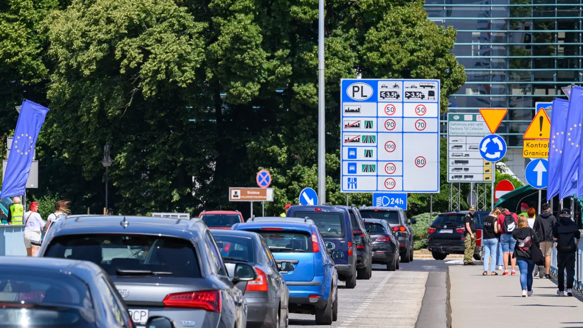 Am Brückenkopf in Słubice werden Autofahrer mit einem großen Schild zur Straßenverkehrsordnung in Polen begrüßt