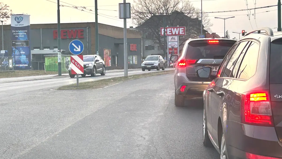 Hauptverkehrsachse in Eberswalde: Auf der Heegermühler Straße kommen Autofahrer die meiste Zeit des Tages nur stockend voran. Woran das liegt, ist umstritten. Manche empfinden den Grünstreifen zwischen den Richtungsfahrbahnen als Hindernis.