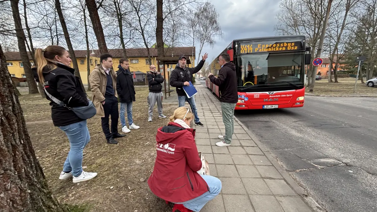 Hitzige Debatten: In der Reifenwerksiedlung Fürstenwalde ging es um Probleme mit dem Busverkehr. Wild gestikulierend stellte Anwohner Roger Zerwinski seine Sicht dar. Zugehört haben ihm v.l. Anja Greschke (Leiterin Ordnungsamt), Karina Richter (Leiterin Bauamt, vorn) sowie Raphael Jugl (stellvertretender Betriebsleiter vom BOS), Finn Kirchhoff (Verkehrsplaner BOS), der Anwohner xxx sowie Tim Jurrmann (Mobilitätsbeauftragter des Landkreises Oder-Spree) direkt an der Haltestelle Platz der Solidarität.