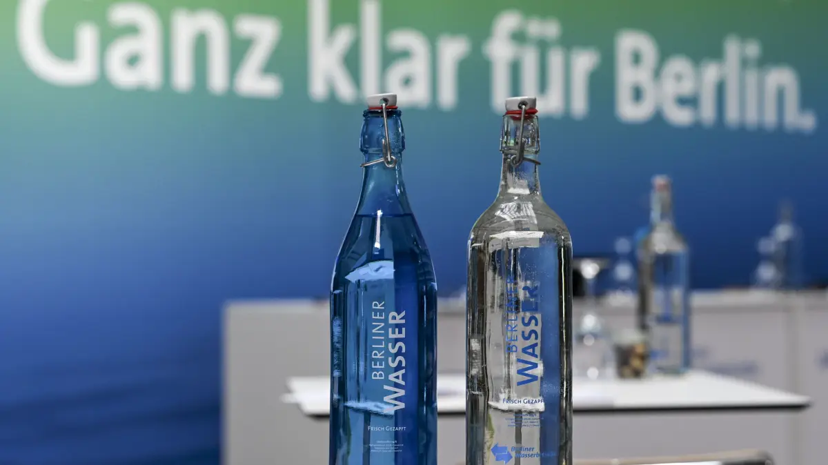 Wasserflaschen mit der Aufschrift „Berliner Wasser“ und der Schriftzug „Ganz klar für Berlin.“, aufgenommen bei der Jahres-Pressekonferenz der Berliner Wasserbetriebe. +++ dpa-Bildfunk +++