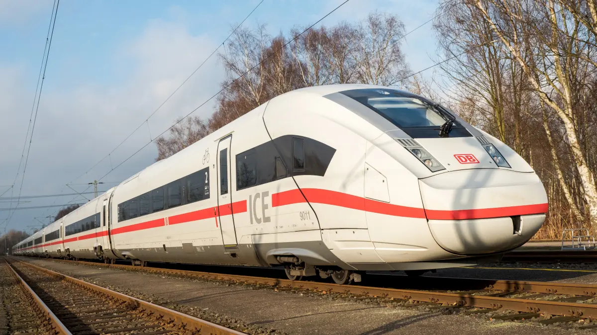 02.02.2018, Hamburg: Ein ICE-4 steht in einem Leitwerk auf einem Gleis. Der Zug verspricht den Kunden mehr Komfort und Service als seine Vorgänger. (zu dpa «Alter Hamburger Rangierbahnhof ist Leitwerk des neuen ICE-4» vom 09.02.2018) Foto: Daniel Bockwoldt/dpa ++ +++ dpa-Bildfunk +++