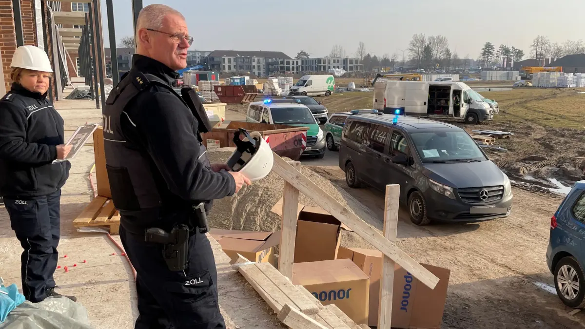 Hauptzollamt Frankfurt/Oder, Finanzkontrolle Schwarzarbeit, bei Baustellenkontrolle des Wohnungsbaus beim ehemaligen Heeresbekleidungsamt in Bernau. Im Bild: Pressesprcherin Astrid Pinz (hinten/links) und Oliver Pampel-Jabrane, Leiter des Hauptzollamtes Frankfurt/Oder