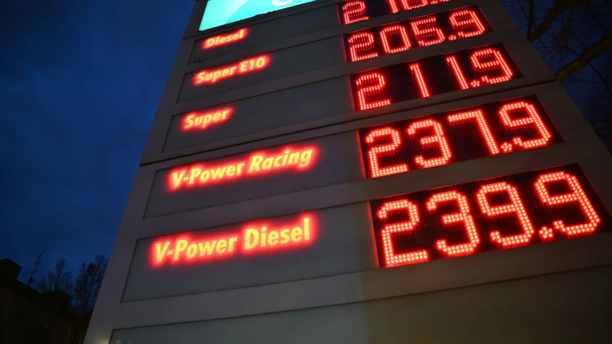 Inflationsrate: 11.03.2026, Baden-Württemberg, Stuttgart: Deutlich über zwei Euro pro Liter liegen am Morgen alle angebotenen Spritsorten an einer Tankstelle in Stuttgart. Foto: Katharina Kausche/dpa +++ dpa-Bildfunk +++
