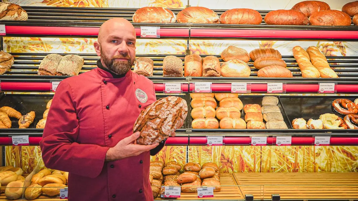 Bäcker Norbert Janke von der Landbäckerei Janke aus Flecken Zechlin ging 2023 ins Insolvenzverfahren. Zu den Gründen und Folgen und wie es dem Unternehmen jetzt geht.
