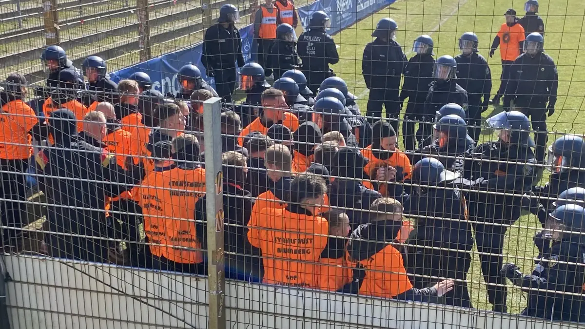 Robuster Einsatz, wirklichkeitsnah simuliert. In Orange die Darsteller der Randalierer, die im Friesenstadion keine Ruhe geben.