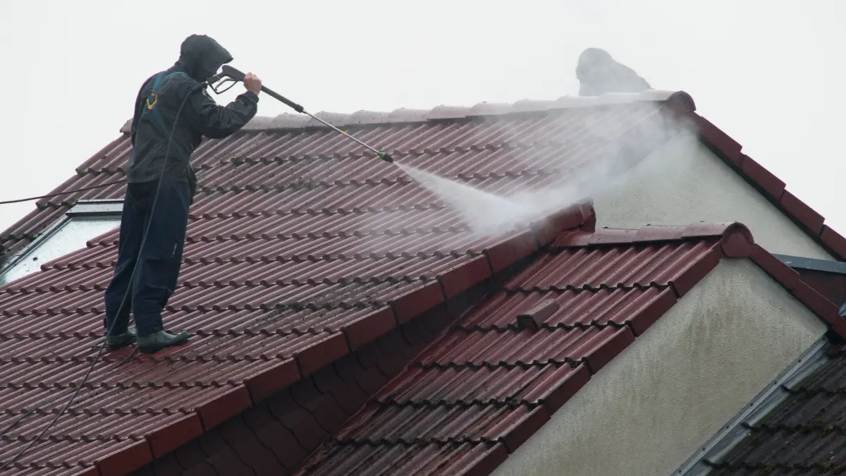 Arbeiter reinigen das Dach eines Hauses: ARCHIV - Verständlich, wenn Laien solche Arbeiten nicht übernehmen wollen - doch Vorsicht, wenn Anbieter ihre Dienste spontan an der Tür anpreisen. (zu dpa: «Dachreinigung spontan? Vorsicht vor Haustür-Angeboten») Foto: Frank Kleefeldt/dpa/dpa-mag - Honorarfrei nur für Bezieher des Dienstes dpa-Magazin +++ dpa-Magazin +++