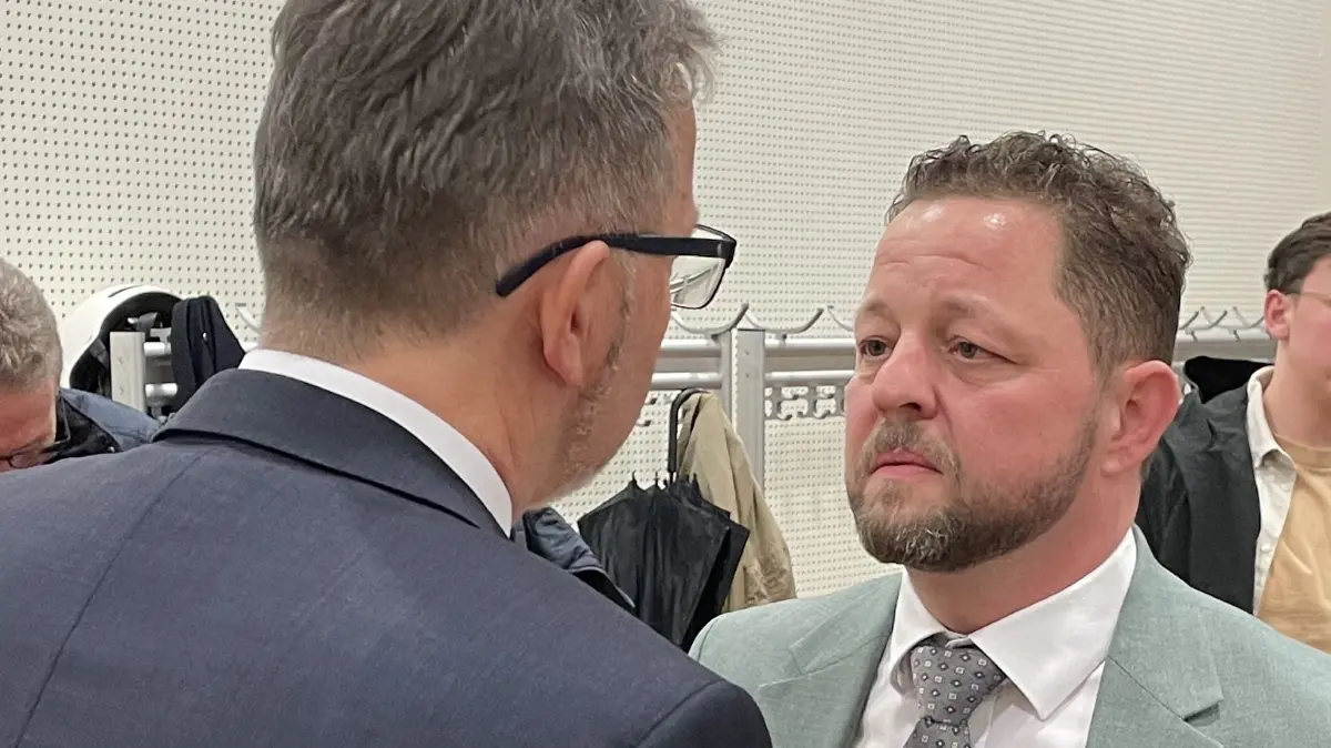 Kreistag - Wahl des Beigeordneten in Oranienburg - Sebastian Busse im Gespräch mit Landrat Alexander Tönnies