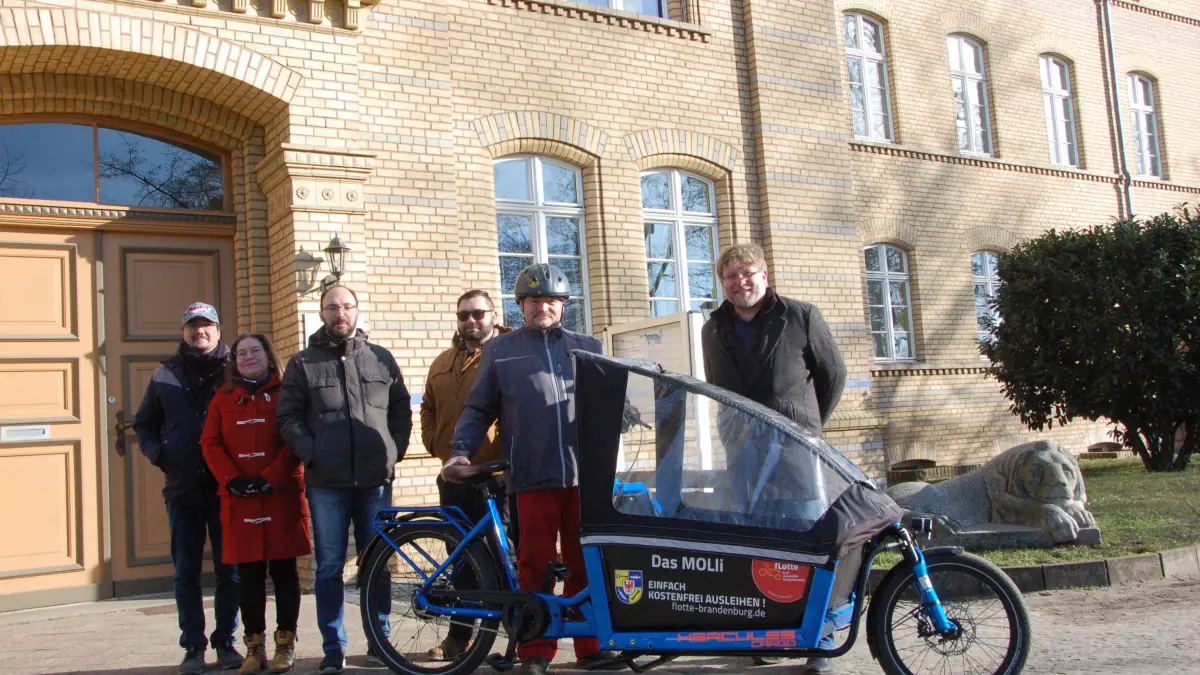 Lstenfahrrad für die Stadt Wriezen: Neues Lastenfahrrad für Wriezen: Norman und Ann-Kathrin Schäfer (Fahrradhädler), Lars Große, Sebastian Stecker, Piotr Skrzypiec (Stadtverwaltung Wriezen) und Bürgermeister Karsten Ilm (CDU, v. l.).