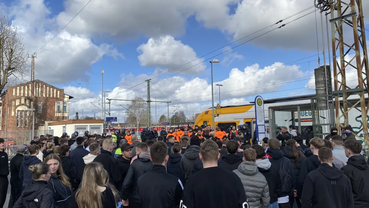 Stress mit Fußballfans am Bahnhof Fürstenwalde - eine solche Situation wurde am Donnerstagvormittag geübt.