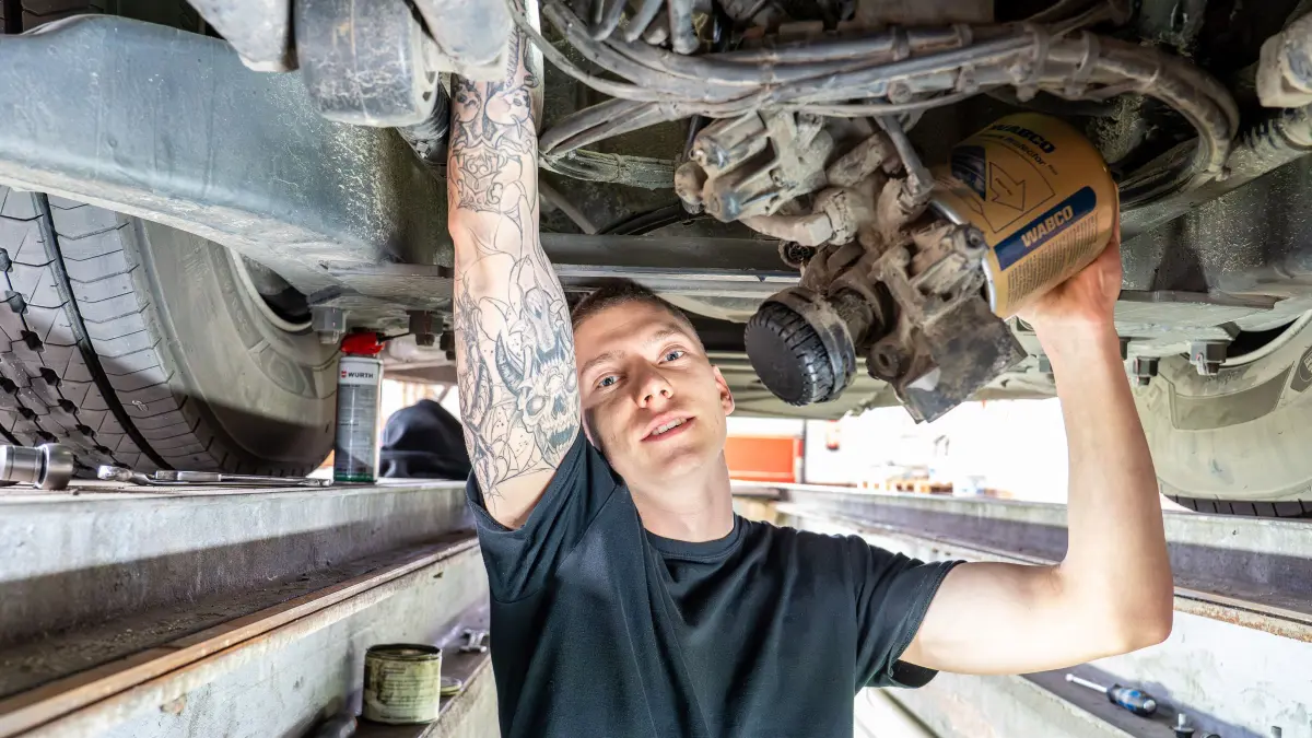 Junggeselle: Schwedt, 12.03.2026: Er repariert die großen Autos: Dero Reyer aus Schwedt wechselt einen Achsmodulator eines Linienbusses der UVG, bei der er seine Ausbildung zum Kfz-Mechatroniker gemacht hat.