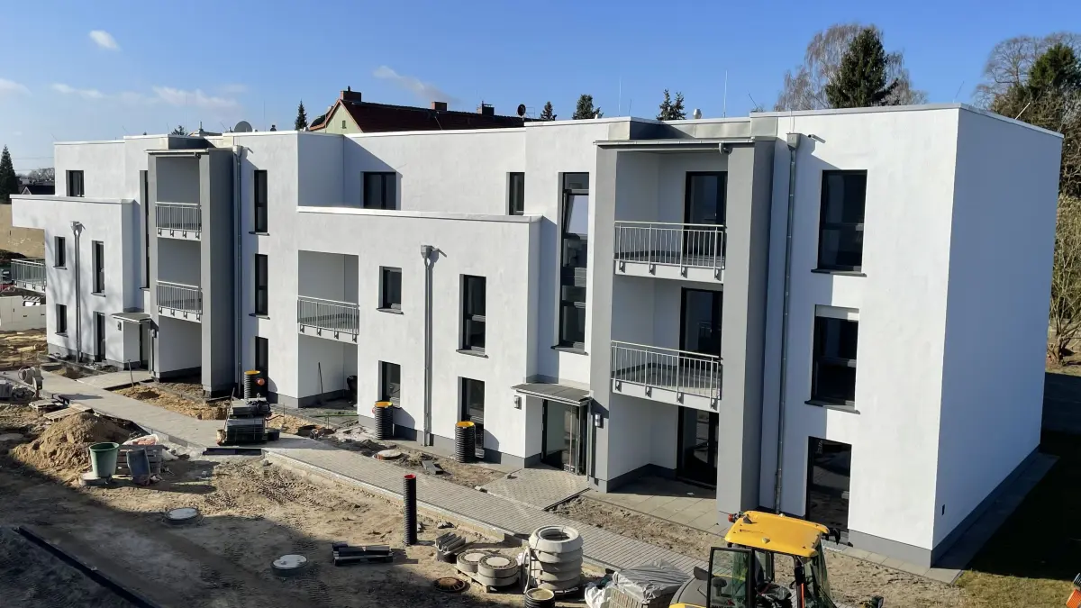 Neue Wohnungen in Marwitz (kurz hinter Velten), einst nur für Geflüchtete Flüchtlinge gedacht, jetzt auf dem freien Markt angeboten, Blick ins Innere, fünf Häuser mit 30 Wohnungen hat Landkreis Oberhavel gebaut, 18 davon sind jetzt auf dem freien Markt, teils für SGB II WBS, Miete: 15 Euro pro Quadratmeter