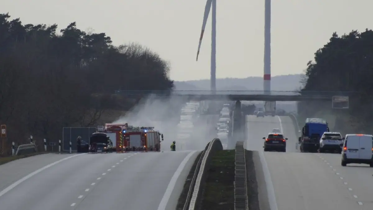 Auf der Autobahn A12 ist in Richtung Polen ein Sattelauflieger in Brand geraten, es staut sich.