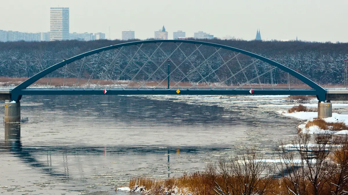 Die Eisenbahnbrücke zwischen Deutschland und Polen bei Frankfurt (Oder) ist Teil einer der möglichen Trassen einer Hochgeschwindigkeitsstrecke zwischen Berlin und Warschau. Die Brücke wurde im Jahr 2008 grundlegend erneuert.