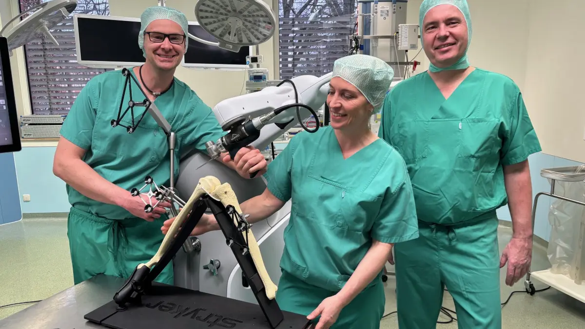 Erste echte Operationen am menschlichen Knie sollen am UKRB in Neuruppin Ende März, Anfang April beginnen. Neben der neuen Chefärztin, Stefanie Donner, werden zwei weitere Chirurgen, Sebastian Stern (re.) und Björn Wandhoff, das OP-Team komplettieren. Star ist aber der neue OP-Roboter Mako 4. Der erste seiner Art in Ostdeutschland.