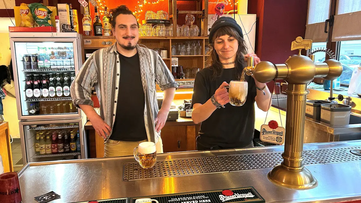 Frisch gezapft im Kiez-Eck von Eberswalde: Im Wechsel verfügbare Biere aus unterschiedlichen regionalen Brauereien gehören neben Pilsner Urquell zu den Angeboten des Lokals an der Ruhlaer Straße 19, das Kneipe und Café in einem ist. Hier stehen Ragnar Paul und Laura Koller hinter dem Tresen.