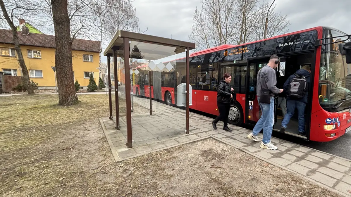 Start- und Endhaltestelle: Fahrgäste steigen in der Fürstenwalder Reifenwerksiedlung am Platz der Solidarität in den Bus der Linie 411 ein. Der fährt durch die ganze Stadt bis zum Einkaufszentrum in Nord. Doch wie rege nutzen die Fürstenwalder eigentlich den Bus - und wie siehts andernorts in LOS aus?