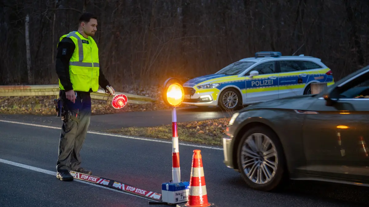 Großkontrolle der Polizei an der B1 in Manschnow und der L33 in Altlandsberg.