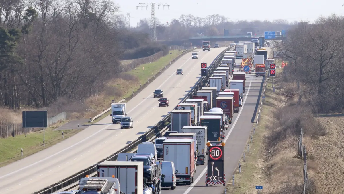 Wegen Bergungsarbeiten und aufgrund eines Feuerwehreinsatzes kommt es auf der A12 bei Frankfurt (Oder) zu Stau.